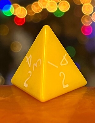 Vintage Mentzer d4 yellow rpg ad&d dice 120823@