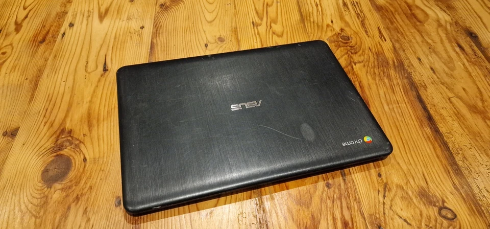 Asus C300M Chromebook 13.3" 32GB SSD 2GB Ram Webcam Chrome OS Laptop/Notebook - Image 3 of 3