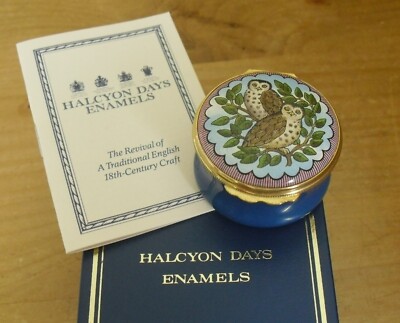 Boxed Halcyon Days Paar Eulen auf einem Ast Emaille Box - 1 5/8'' (4,25 cm)