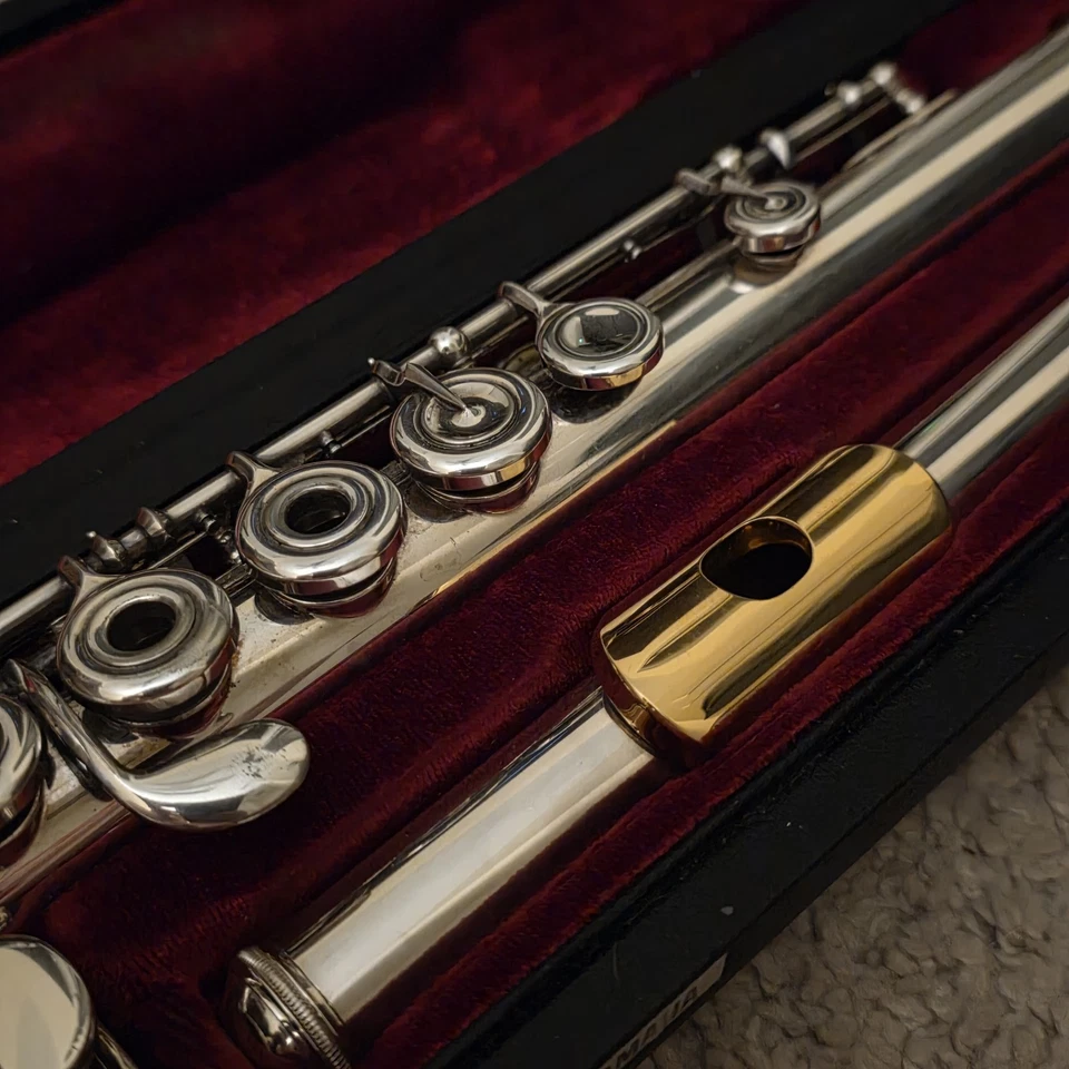 Flauta plateada Yamaha YFL 581 .925 labio chapado en oro profesional pie B agujero abierto Foto 4 de 4