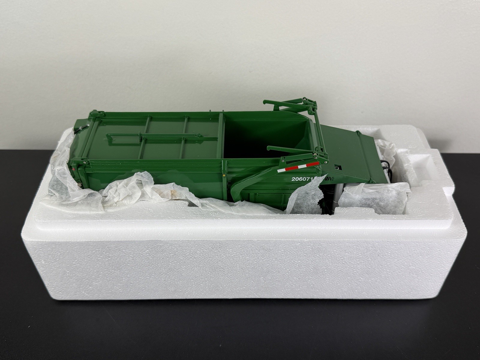 NIB  First Gear 1:34 Waste Management Mack Front-End Loader With Bin 19-2924
