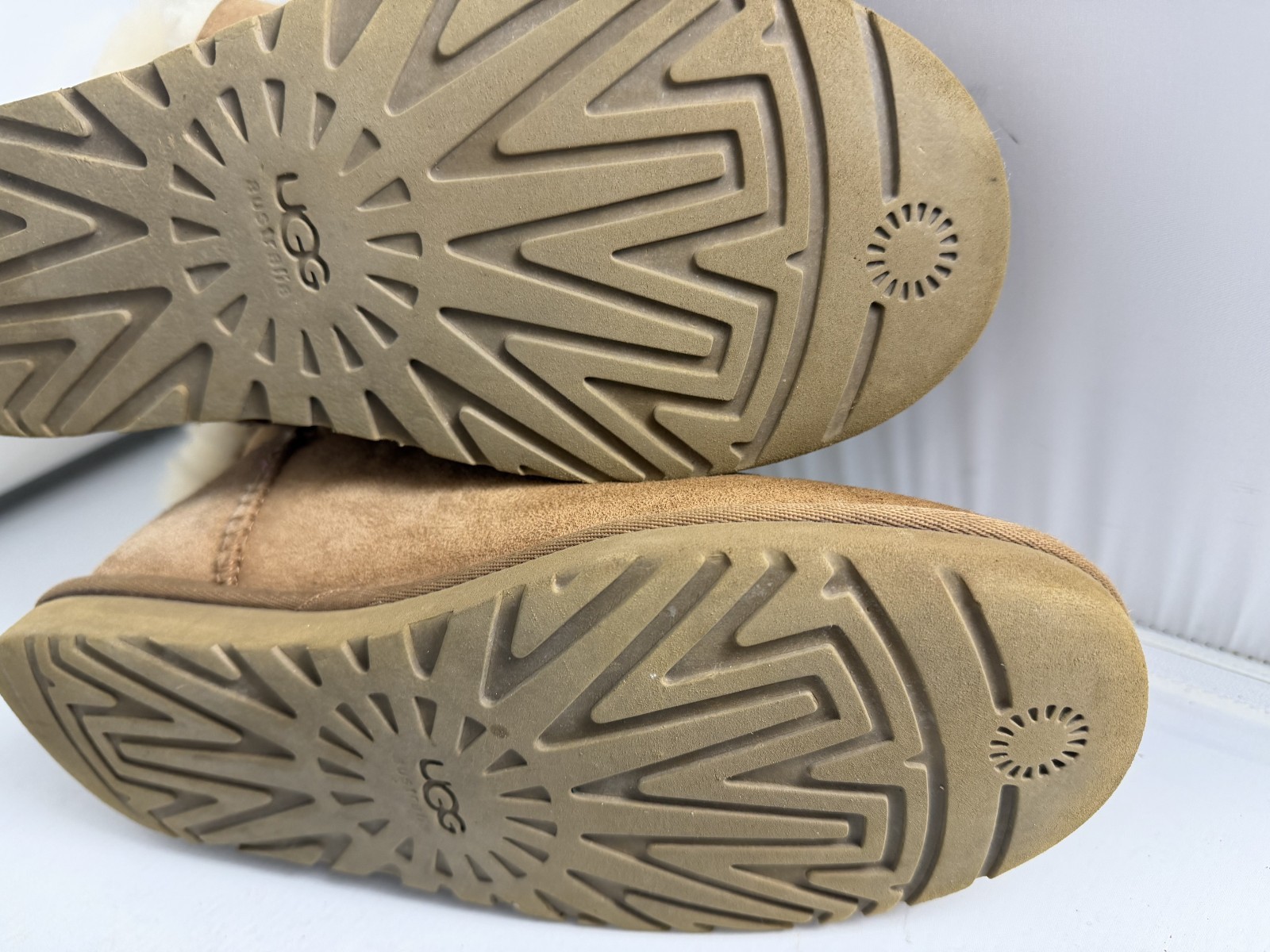 UGG Bailey Button Shearling Boots Color Chestnut … - image 5