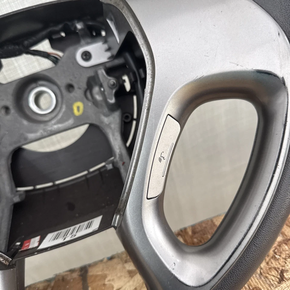 2010-2015 Hyundai Tucson OEM steering wheel w/ control switches 11 12 13 14 15 - Image 2 of 4