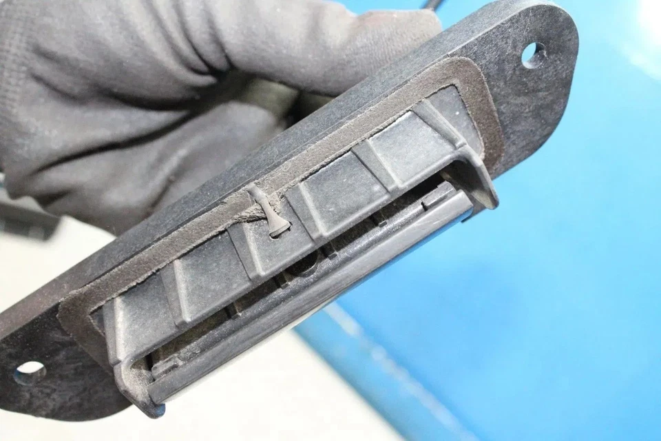 Manija abridor portón trasero Mitsubishi Grandis año 08 Foto 2 de 3