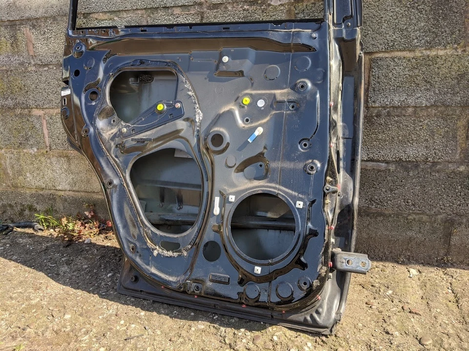 TOYOTA LAND CRUISER LC4 2003 PUERTA TRASERA IZQUIERDA NEGRA Foto 4 de 4