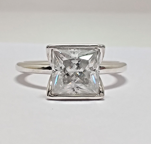 Impressive 7mm Princess White Moissanite Bezel Modern Statement Ring 925 Silver - 第 1/8 張圖片