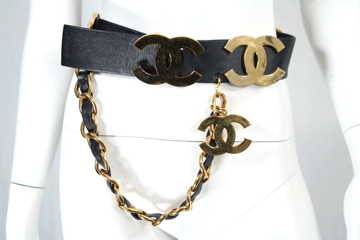 CHANEL 1992 Vintage Black Leather Gold Metal Chain CC Logo  display picture 1