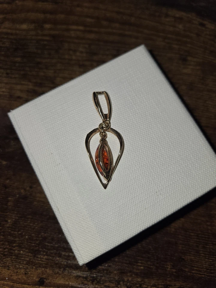 Colgante enchapado en oro rosa de 14k en plata y ámbar báltico Foto 2 de 4