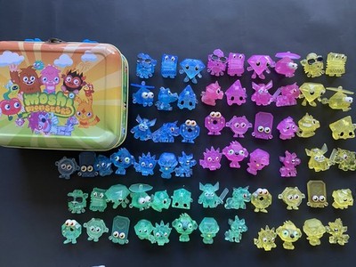 Moshi Monsters Komplettsatz x 64 Rox Figuren rosa gelb blau grün & Tragedose