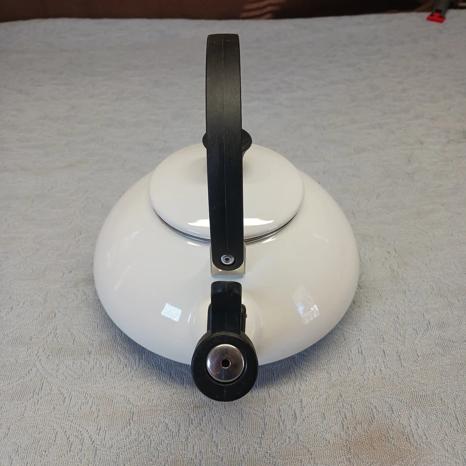 Tetera Zen LE CREUSET clásica blanca esmaltada sobre acero, 1,6 qt. Cerise Foto 3 de 4