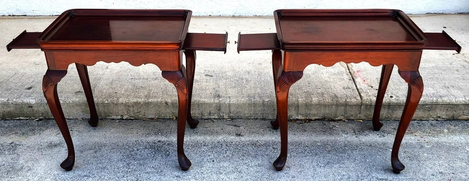 Par de mesas auxiliares de té Thomasville vintage con bandejas para servir Foto 2 de 4