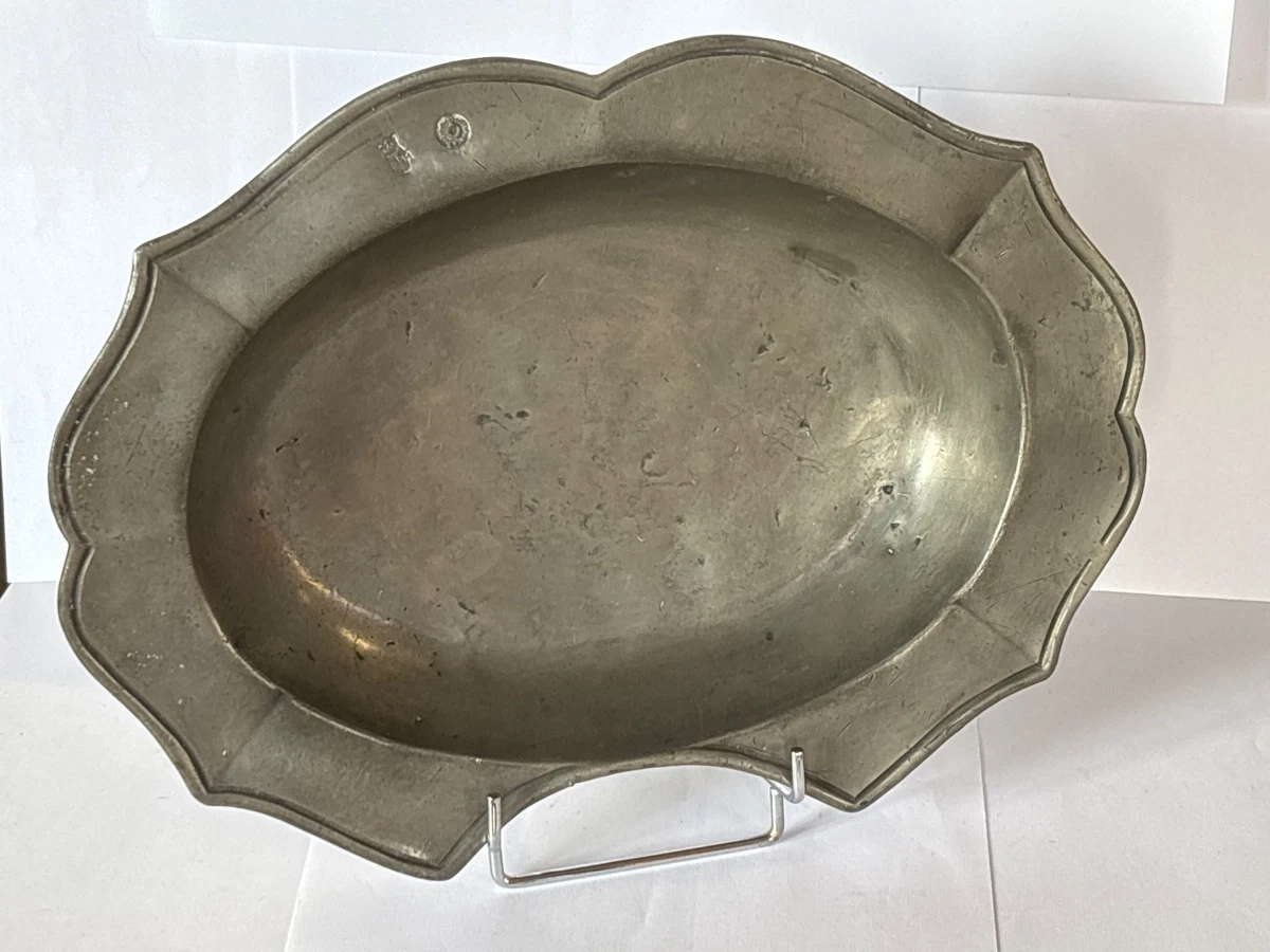 Timbale rustique en étain gravée