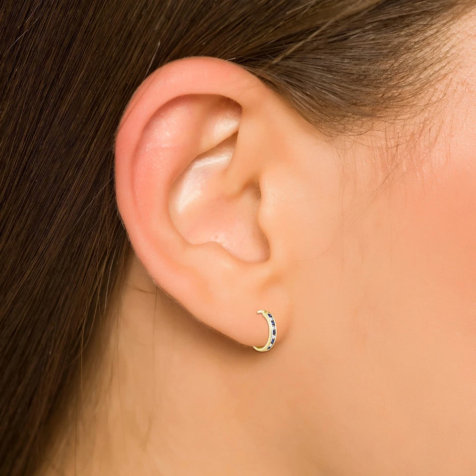 Conjunto de aretes tipo argolla pequeños con bisagras de oro amarillo de 10 quilates, diamantes y zafiro azul Foto 2 de 4