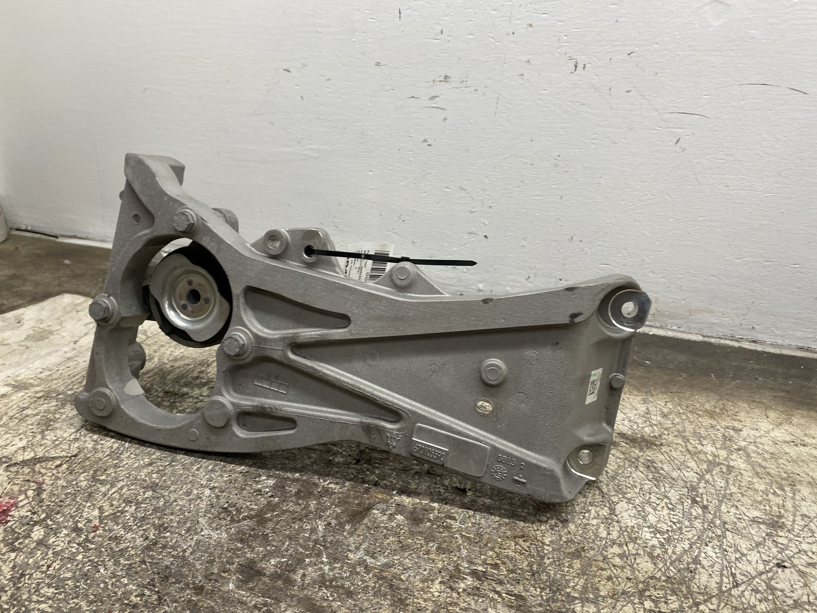 2016-2023 MASERATI LEVANTE OEM 3.0L V6 TRANSMISSION GEAR BOX MOUNT 670105590