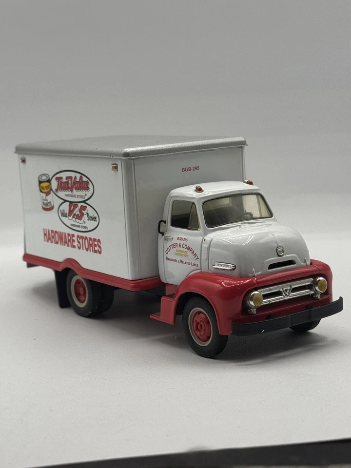 Camión Ford C-600 1953 recto. 1:34. First Gear. Hardware Die-Cast True Value Foto 2 de 4