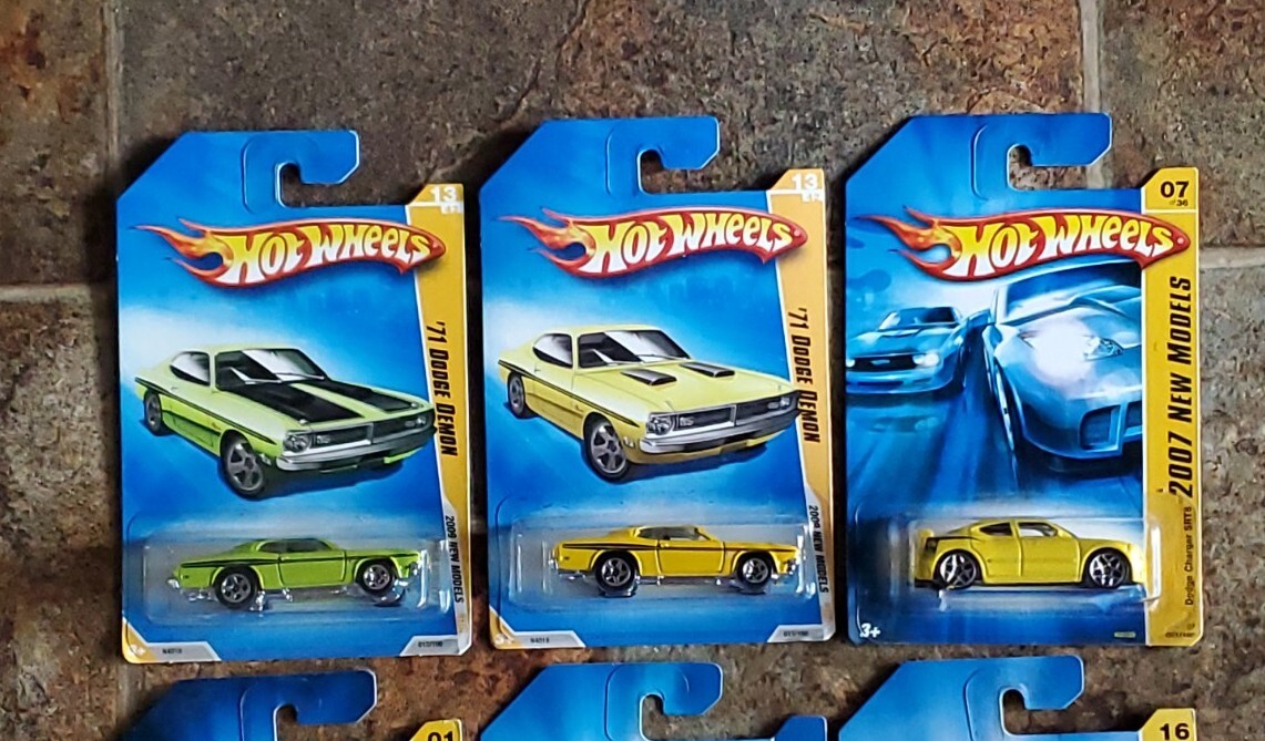 6) Hot Wheels Muscle Cars Dodge Challenger SRT8, Dodge Charger