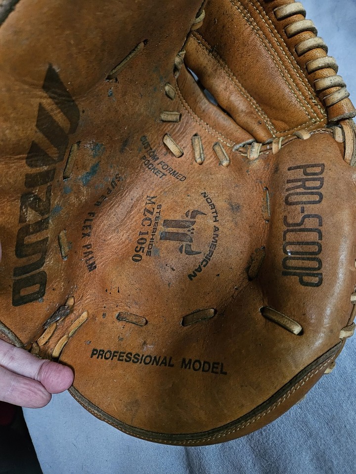 Mizuno MZC1050 Super Flex Leather Baseball Catchers Mitt Glove LHT