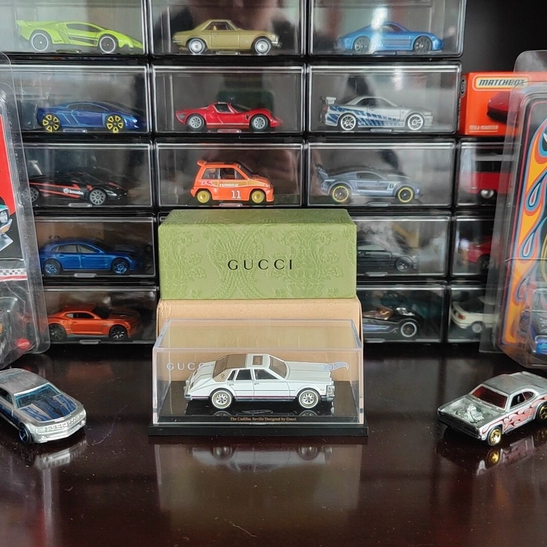 Hot Wheels rlc Gucci Cadillac Seville 00005/05000 RARE Hot Wheels rlc Gucci Cadillac Seville 00005/05000 RARE