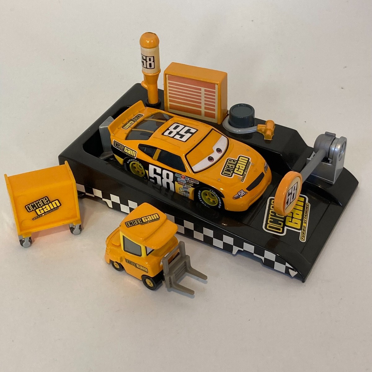 Disney Pixar Cars Octane Gain Racer Set With Crew Diecast