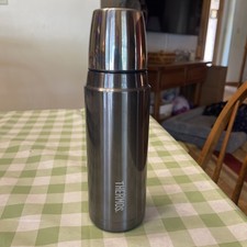 Termo Termo al vacío de acero inoxidable de 16 oz. Excelente estado usado.