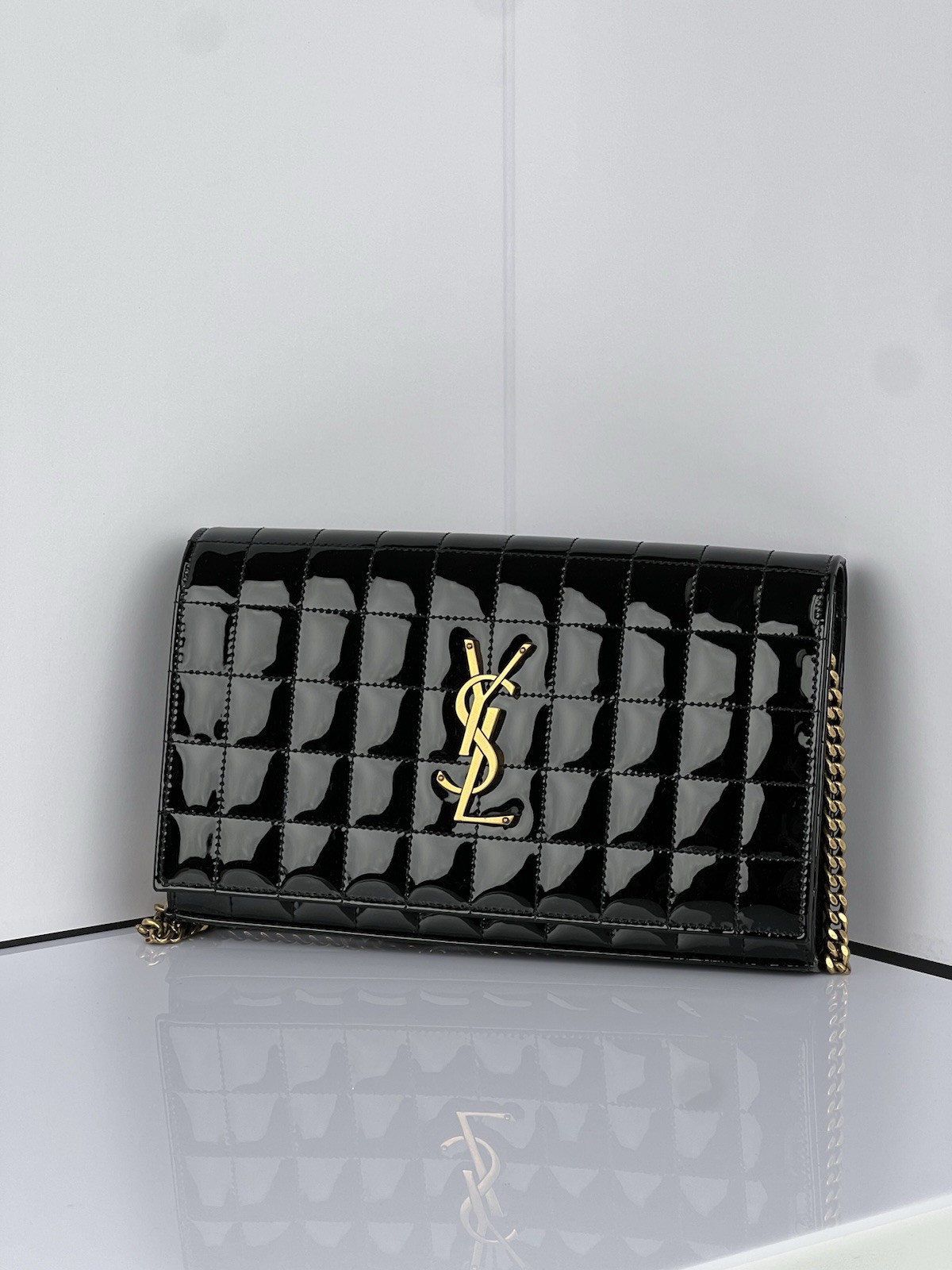 Portafoglio Cassandra Saint Laurent in pelle verniciata nero trapuntato su catena