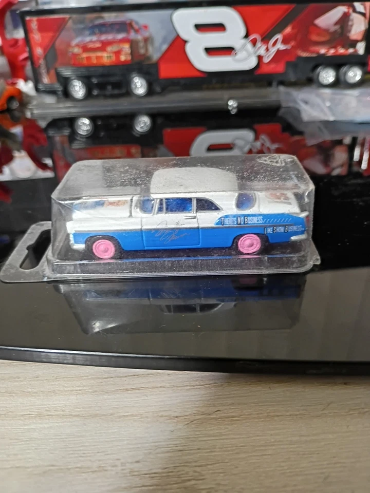 Johnny Lightning Marilyn Monroe Chase 55 Chrysler C 300 1:64 Diecast China Pink - Image 2 of 4