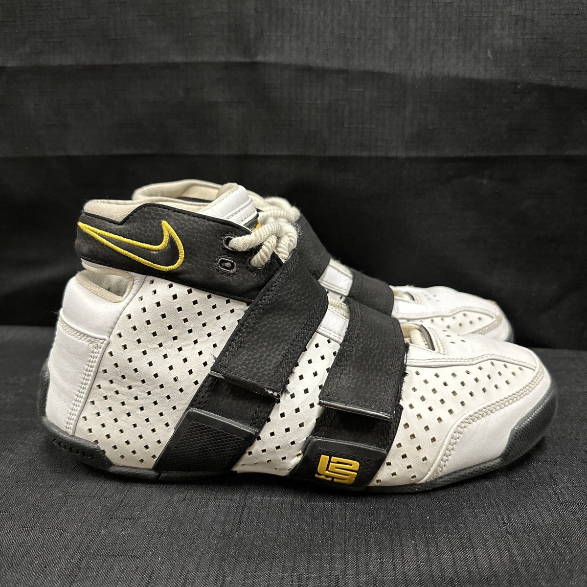 Men's 8 Nike LeBron Zoom 311145-101 RARE White Black Yellow