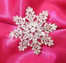 Lavish Rhinestone Snowflake Pin Brooch Winter Jacket Lapel Lustrous STUNNING!