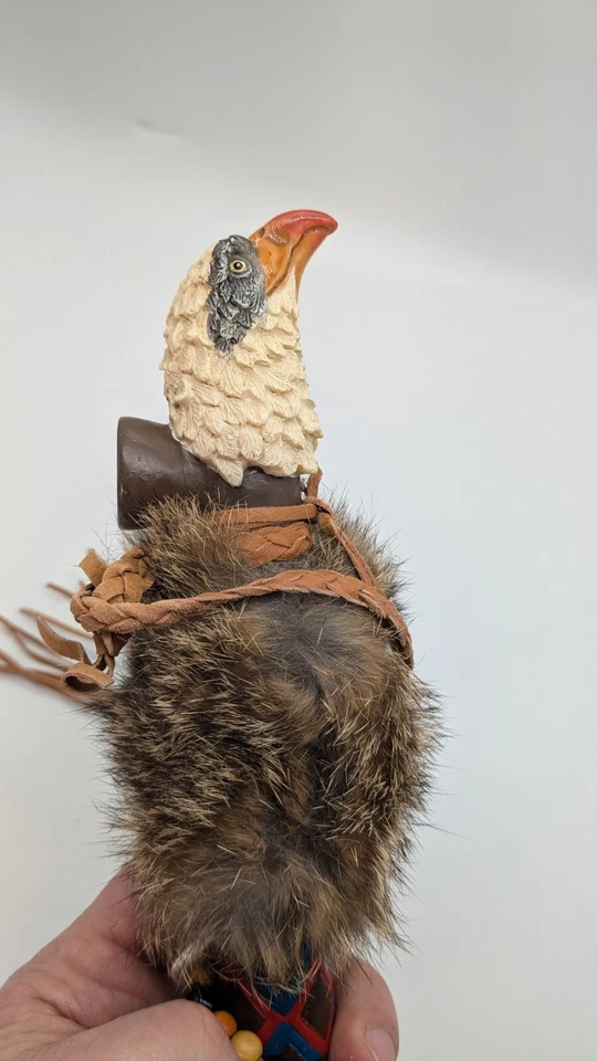 Pipa Ksikkihkini 14" cabeza de águila imitación paz - piel de conejo, cuentas, plumas Foto 3 de 4