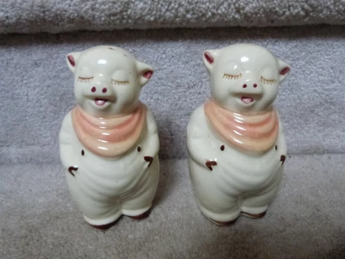 VINTAGE Shawnee Smiley Pigs Salt & Pepper Shakers in PEACH Bibs EUC 5"
