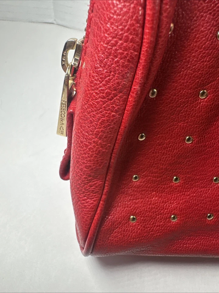 Raro! Bolsa de maquiagem Rebecca Minkoff couro vermelho cereja e cravejada de ouro - Imagem 2 de 4
