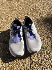 On Cloud Sky kids' running shoes with a light grey and purple colorway