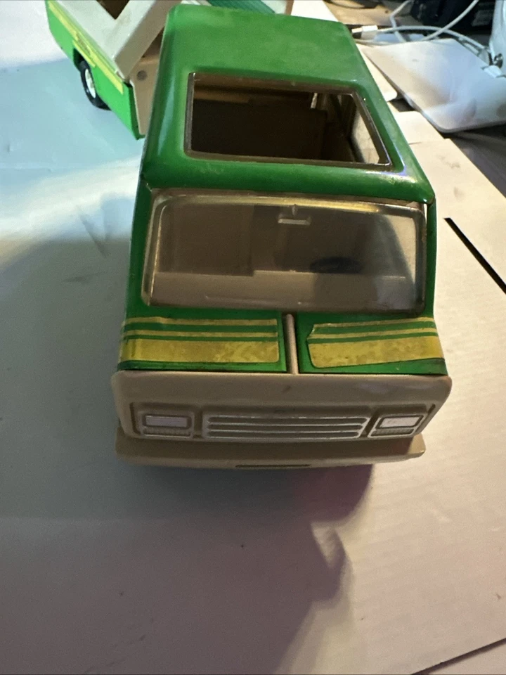 Furgoneta Tonka verde vintage y cámper emergente años 70 juguete de camping acero prensado Foto 2 de 4