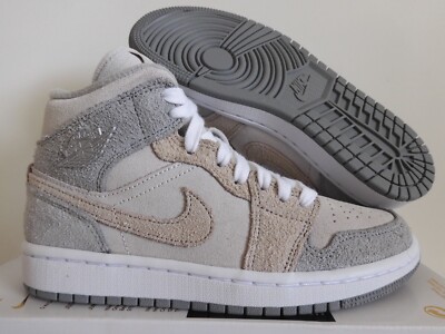 NIKE ナイキ エア ジョーダン ミッド スニーカー WMNS AIR JORDAN 1 MID SE Particle Grey ( グレー 灰色 メンズ レディース DO7139-002 ) WMNS NIKE AIR JORDAN 1 MID SE PARTICLE GREY-COLLEGE GREY SZ 5.5