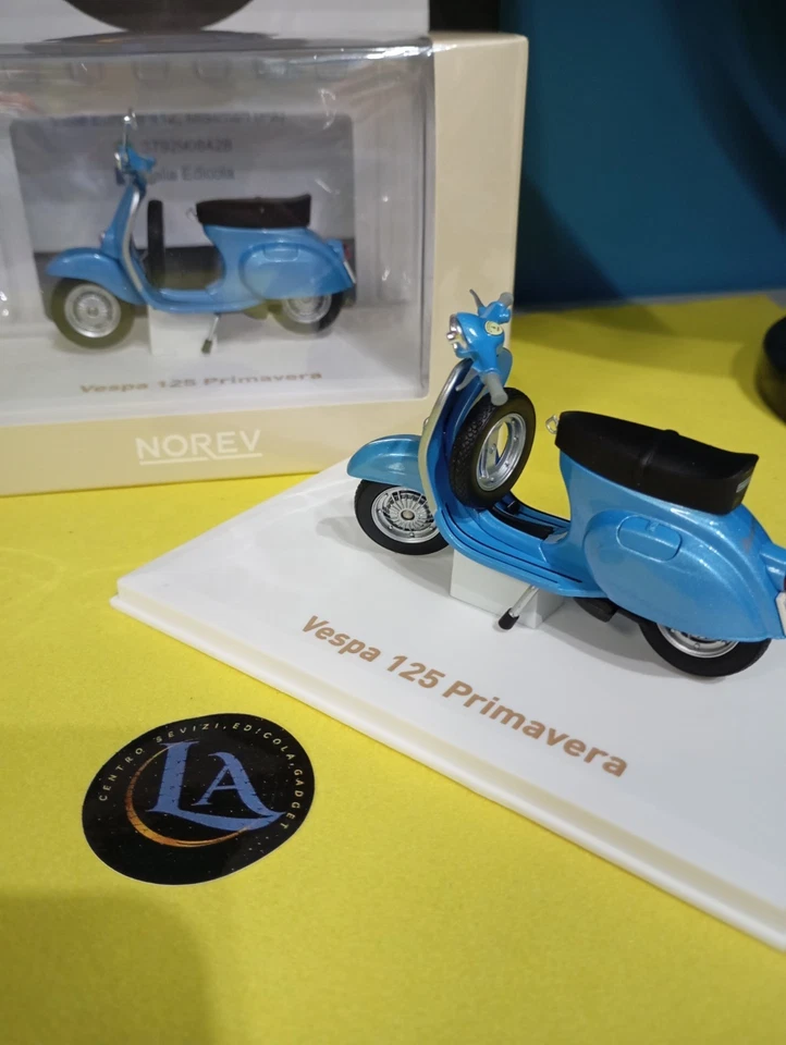 VESPA 125 PRIMAVERA 1968 METALLIC BLUE 1:18 Norev Moto Modellino - Immagine 4 di 4