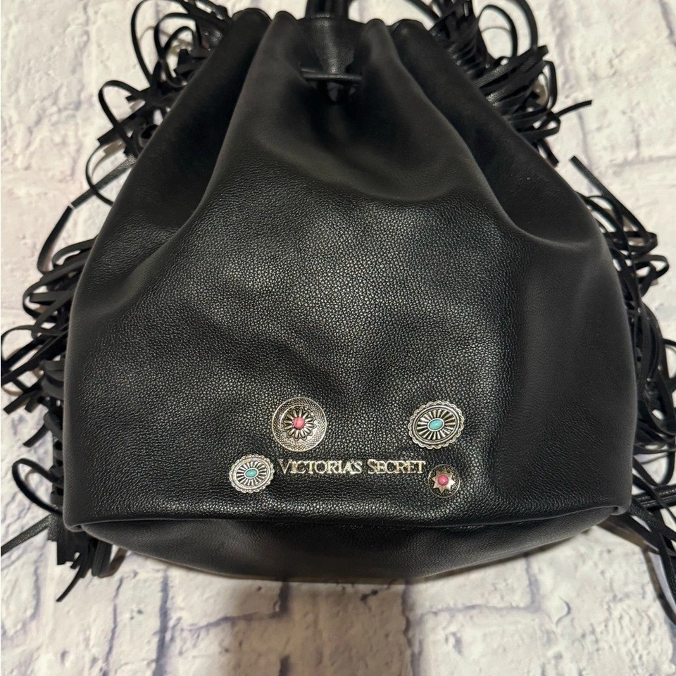 Bolso Cubo Victoria's Secret Flecos Negro Plata Logo Personalizado Western Pins Y2K Foto 2 de 4