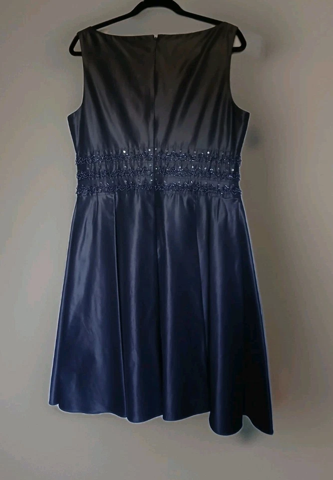 Vestido Jones NY Negro Satinado Talla 14/L Hasta la Rodilla Sin Mangas Cuello en V Noche Formal  Foto 2 de 4