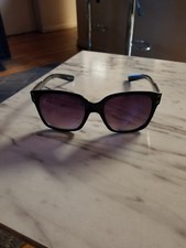 Womens blk. plastic oval framed sunglasses. pre-owned. in excellent condition.