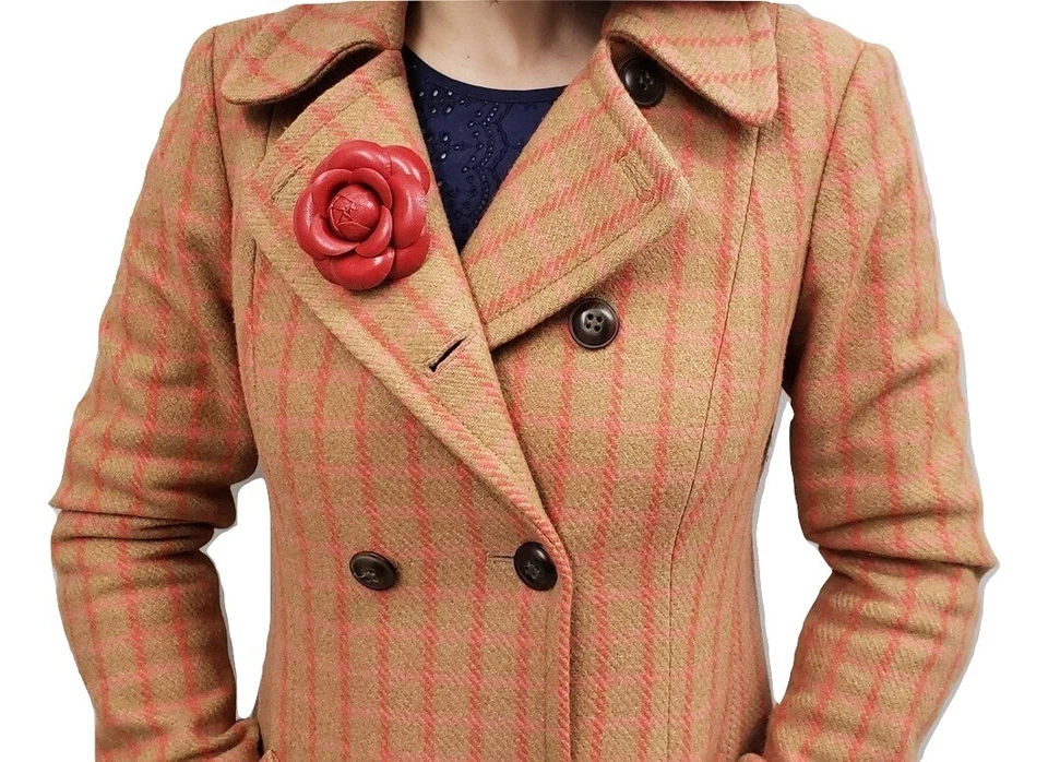 Брошь на булавке M&S Schmalberg 2,75 дюйма из натуральной кожи с красной камелией - Изображение 2 из 4