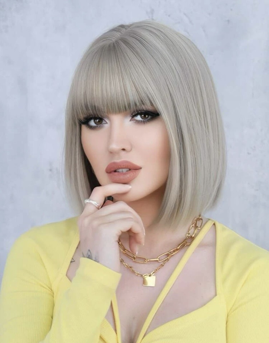 Perruque Synthétique Femme Courte Bouclée Gris Pâle Avec Frange - Bonnet Moyen, Effet Naturel - Neuf Sans étiquettes