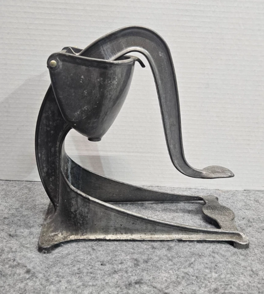 Wear-ever aluminum vintage juicer manual squeezer hand held citrus press
Opens in a new window or ta