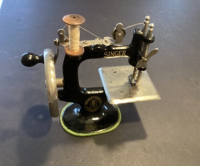 Singer Sew Handy Model 20 Child's Sewing Machine hand Crank 1920's Toy Free Ship