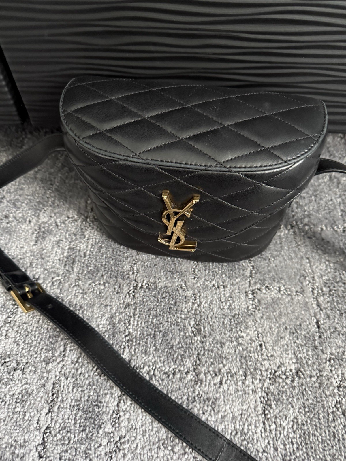 Borsa per fotocamera YSL Saint Laurent June in pelle trapuntata nera a tracolla