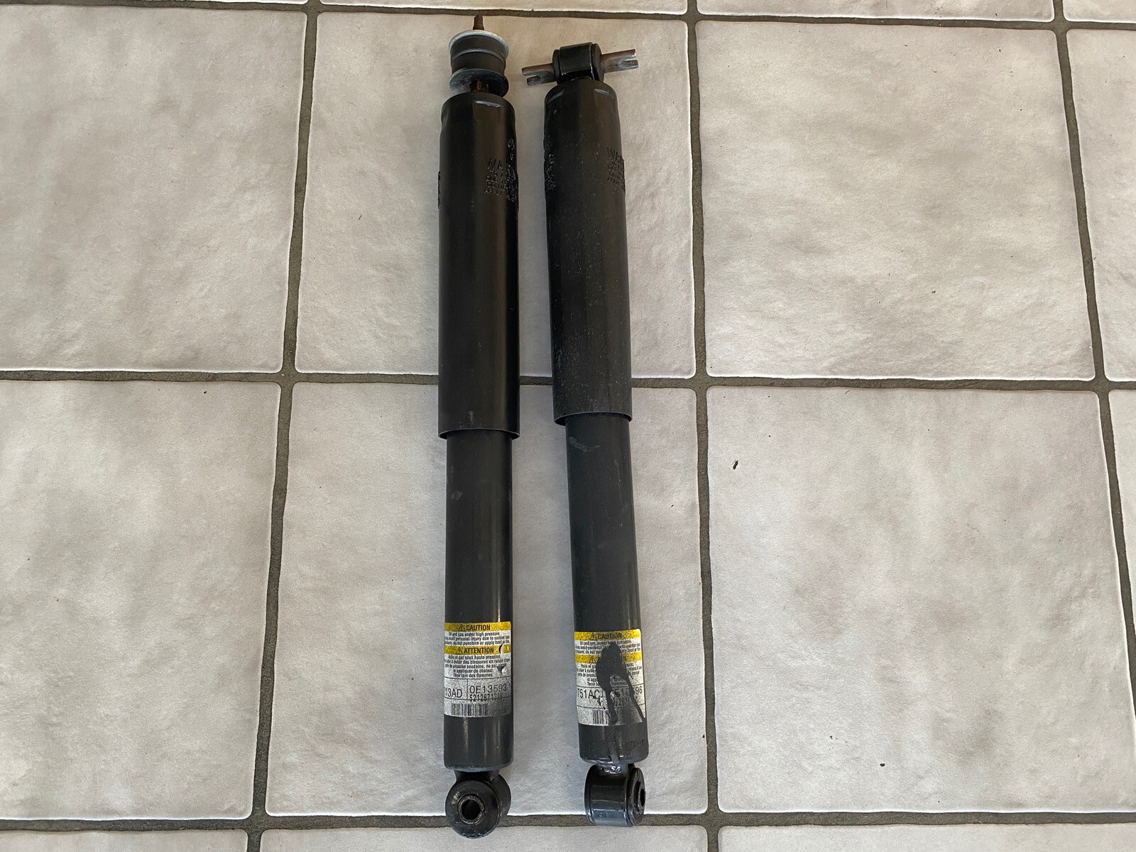 Jeep Wrangler Stoßdämpfer 713AD OE13593 5216713AD 751AC OE13596  