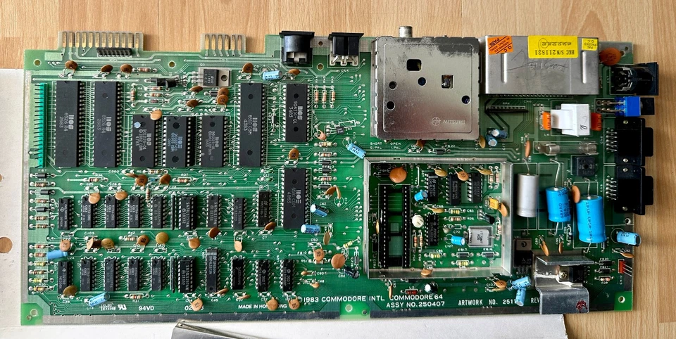 Commodore C64 Mainboard 250407 / ARTWORK NO.251137 REV.B, Ohne VIC #16 25 - Bild 2 von 4