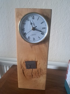 Handgeschnitzte Uhr