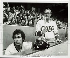 1977 Press Photo Michael Ontkean and Paul Newman starring in "Slap Shot"