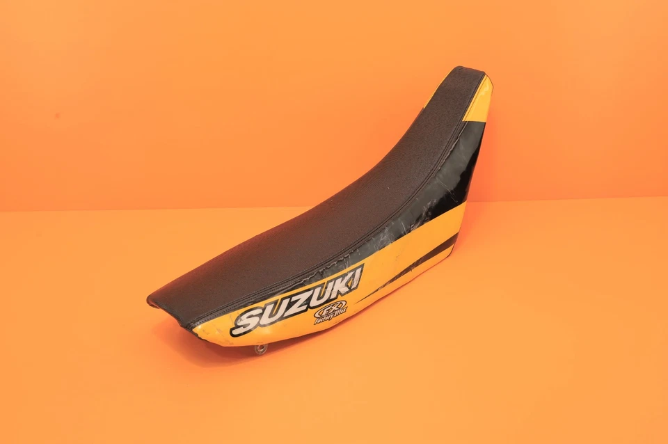 2000 96-00 RM125 RM 125 OEM Sillín principal Pillion Base Cubierta Pan Pad Soportes Foto 3 de 4