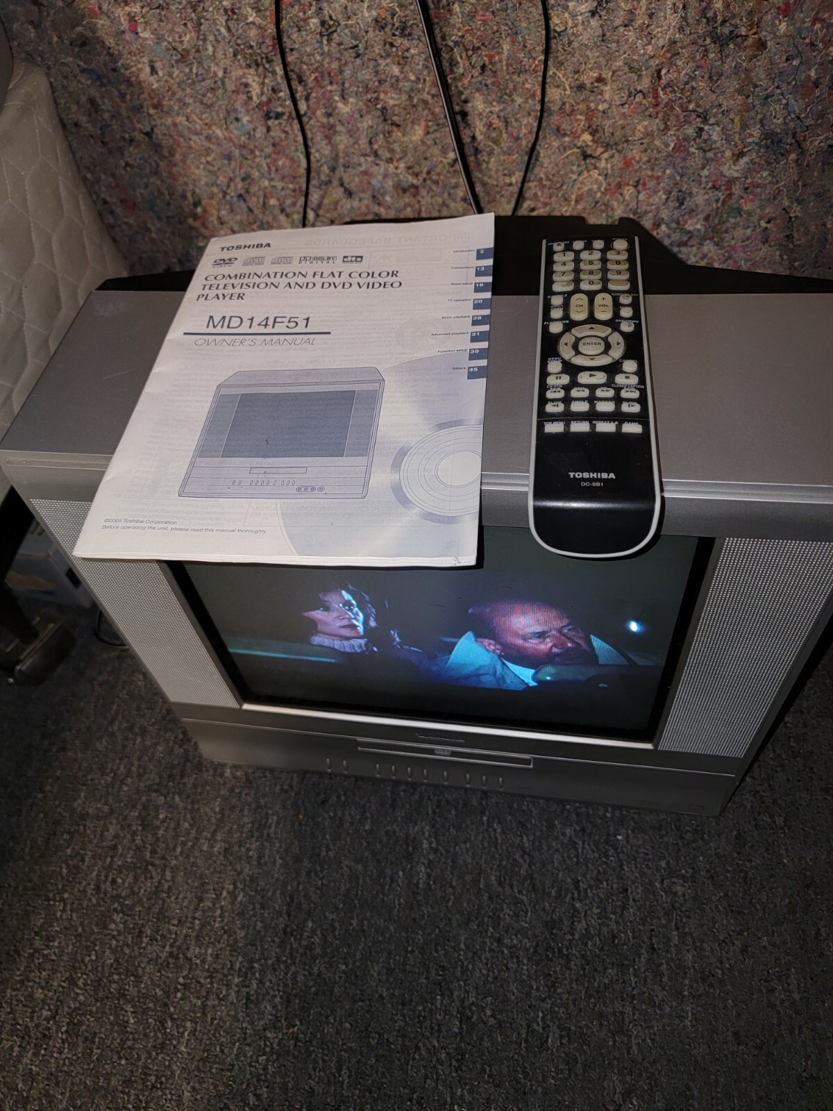 Toshiba MD14F11 14" Flat Screen TV / DVD Combo with Remote and manual