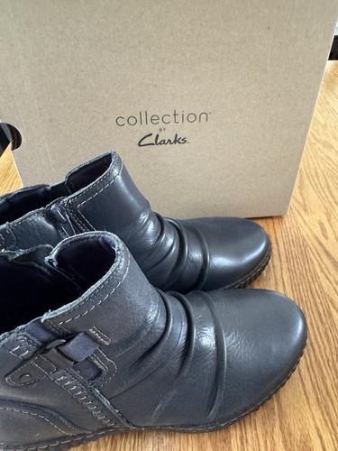 Clarks Collection Leather Ruched Ankle Boots Caroline Orchid Navy 11 New - Picture 2 of 6